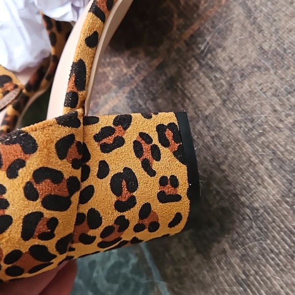 Womens leopard or cheetah heels - Picture 4 of 5